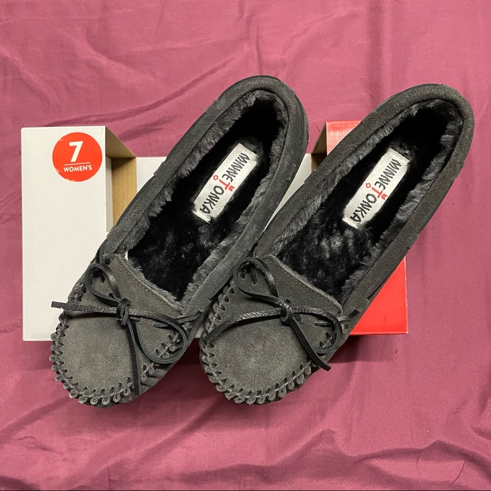 NIB Minnetonka Women’s Charcoal Black Britt Trapper Moccasin Slippers - Picture 3 of 3